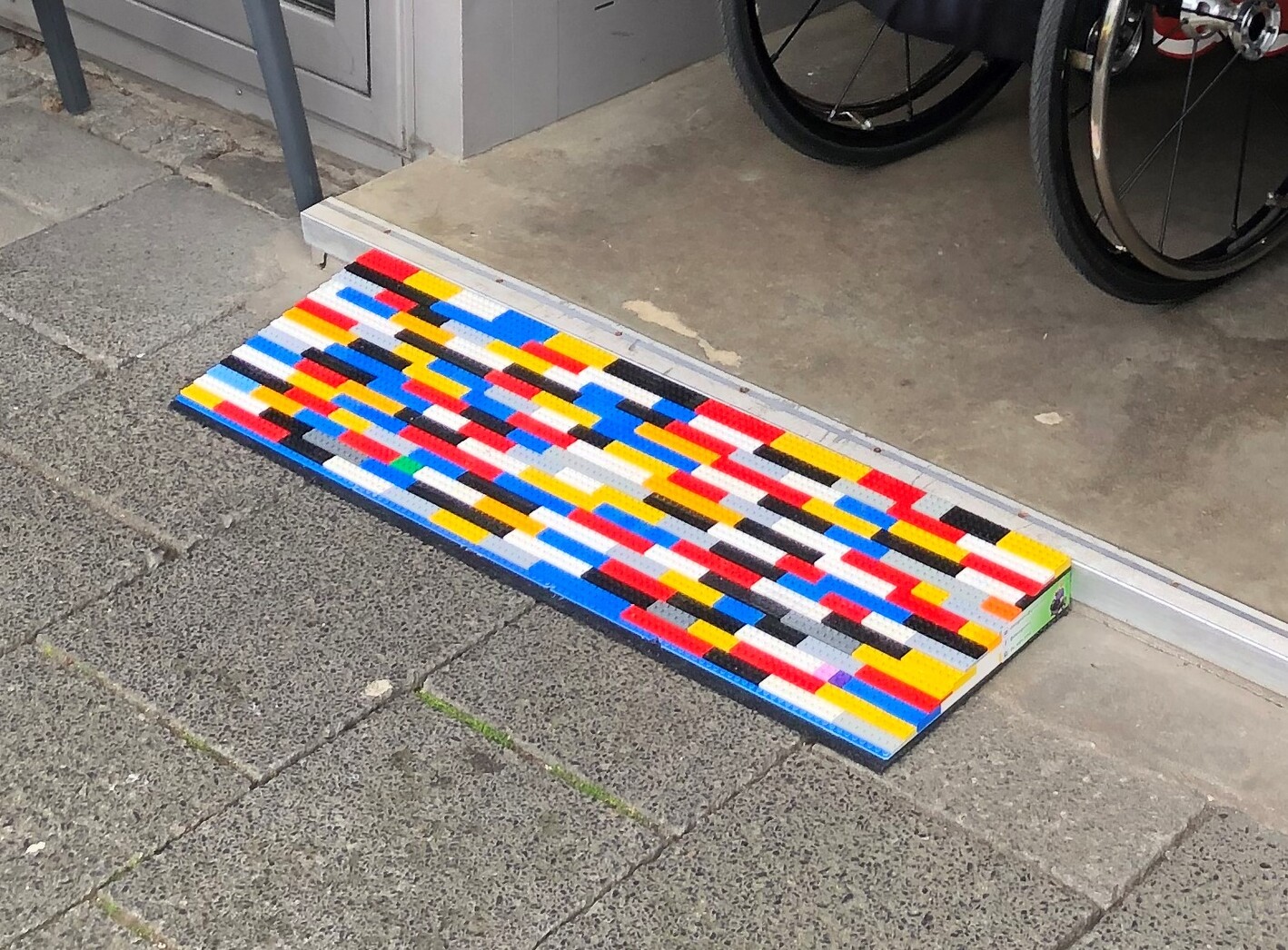 Rampe aus Legosteinen