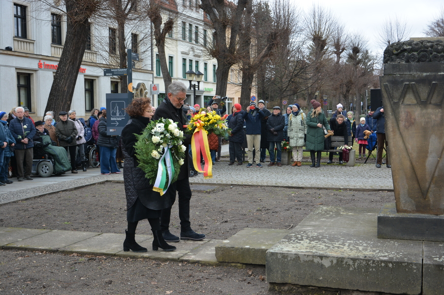 Gedenkstein der Opfer des Nationalsozialismus in Pirna, Grohmannstraße und viele Personen zur Kranzniederlegung