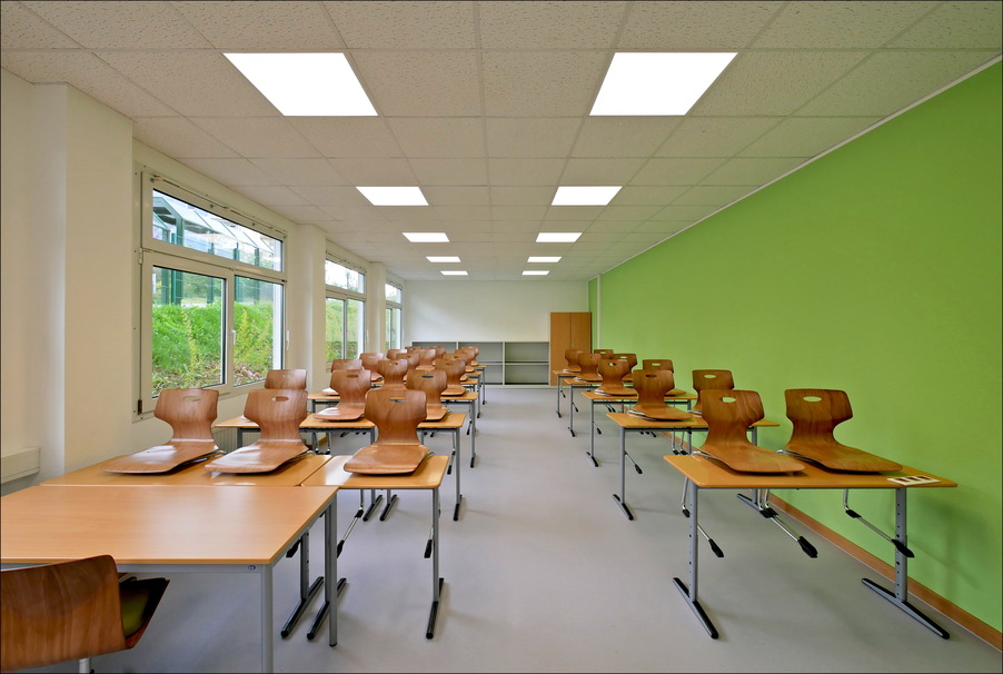Klassenraum mit Tischen und Stühlen