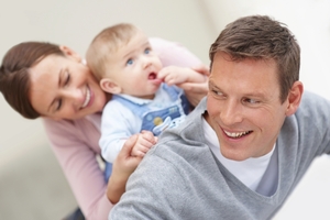 Vater und Mutter spielen mit Kind