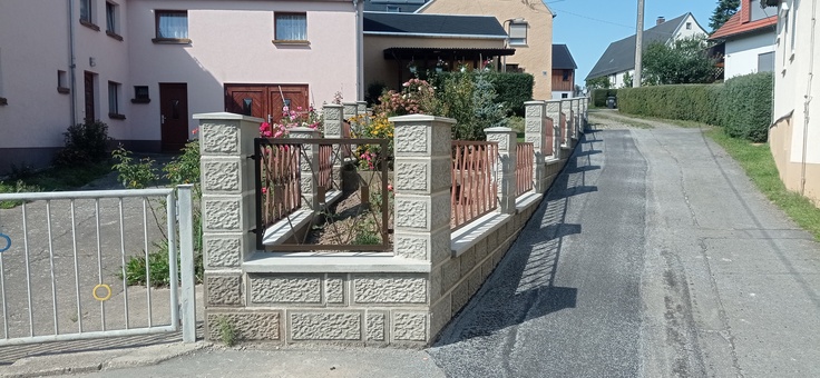 Maßnahme zum Versetzen eines Teilstückes der Grundstückseinfriedung