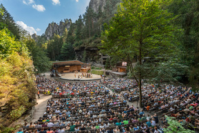 Felsenbühne in Rathen mit Zuschauern und Bühne im Sommer bei Sonnenschein