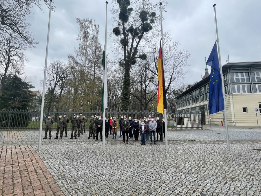 Landrat Michael Geisler gedachte gemeinsam mit dem Verwaltungsstab des Landkreises und den zur Unterstützung eingesetzten Soldaten der Bundeswehr den Todesopfern in der Corona-Pandemie