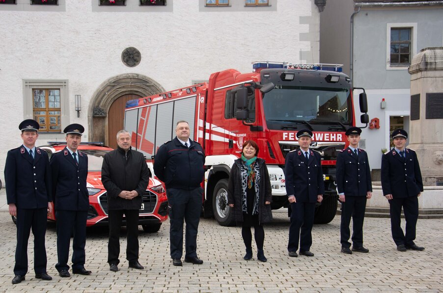 Landrat und OB Körner bei der Übergabe des Tanklöschfahrzeugs in Dippoldiswalde