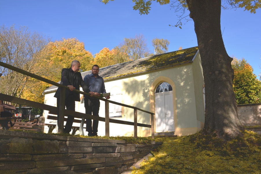 Landrat Geisler und Markus Wiesenberg an der Trauerhalle Altenberg