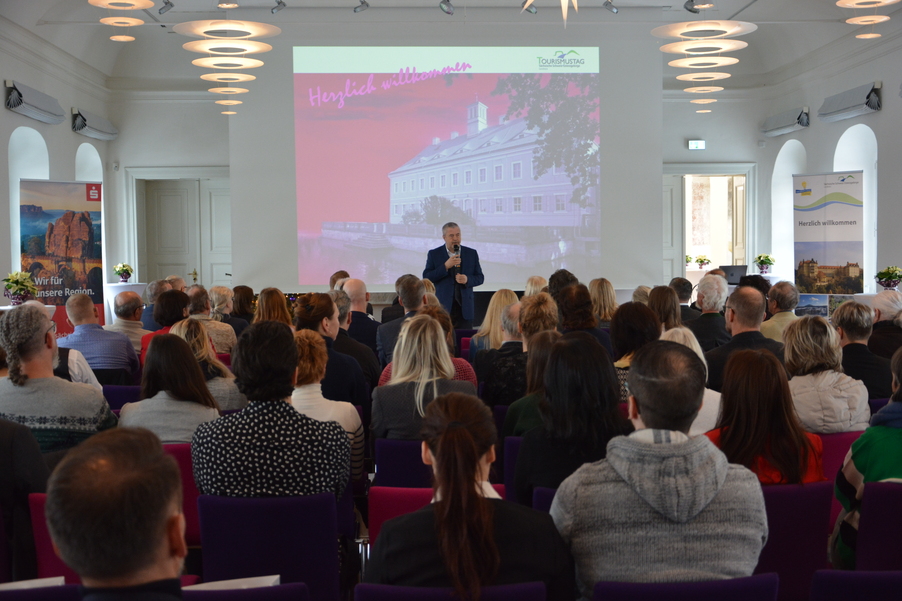 Auditorium des achten Tourismustages in Graupe hören Landrat Michael Geisler zu