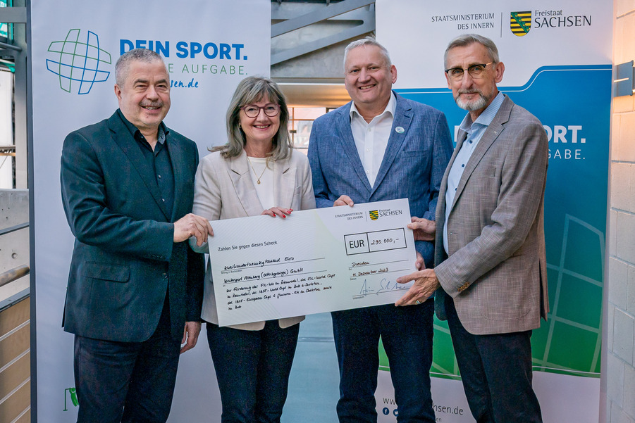 Landrat Michael Geisler zusammen mit Armin Schuster zur Fördermittelübergabe bei der Wintersport Altenberg (Osterzgebirge) (WIA) GmbH