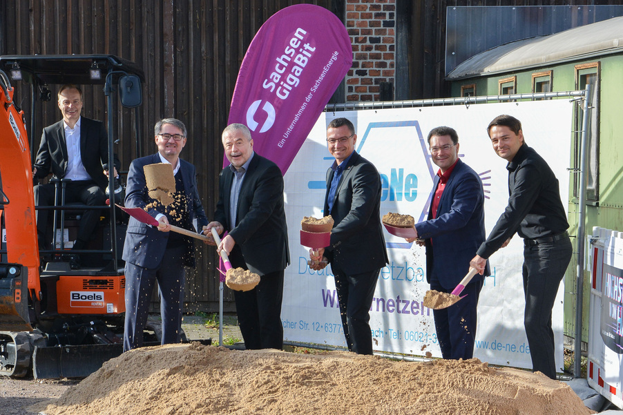 Dr. Frank Brinkmann, Jens Schaller, Landrat Michael Geisler, Ralf Rother, Steffen Lehmann und Sven Paschold beim ersten Spatenstich in Wilsdruff