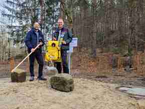 Thomas Kunack, Bürgermeister von Bad Schandau und Uwe Borrmeister, Leiter der Nationalpark- und Forstverwaltung Sächsische Schweiz haben offiziell die Löschwasserzisterne in der Nähe der Schrammsteine im Nationalpark in Betrieb genommen.  Zisterne eingeweiht