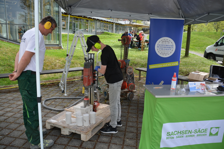 zwei Personen an Informationsstand mit praktischem Inhalt