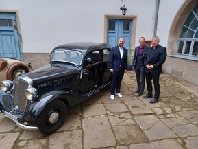 drei Männer und ein Oldtimer