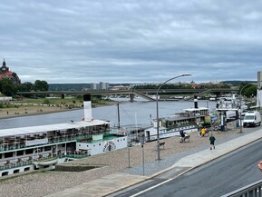 Schiffe auf Elbe und eingestürzte Brücke im Hintergrund
