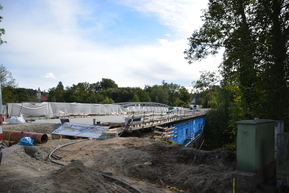 Bauarbeiten an einer Brücke und deren Straße