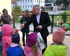 Landrat übergibt Ball an Kindergartenkinder