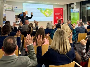 Menschen die ihre Hände in die Höhe strecken