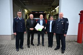 Landrat übergibt Zuwendungsbescheid an Feuerwehrleute 