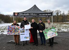 Landrat überreicht an Bürgermeister einen Zuwendungsbescheid 