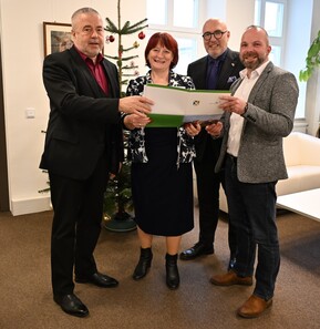 Landrat übergibt einen Zuwendungsbescheid an Oberbürgermeisterin Kerstin Körner und an das DRK Dippoldiswalde