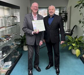 Landrat Michael Geisler gratuliert Uwe Thiele zum Betriebsjubiläum Gratulation zum Dienstjubiläum