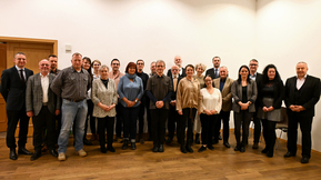 Gruppenbild der anwesenden Schöffinnen und Schöffen mit den Amtsgerichtsdirektoren und Herrn Landrat 