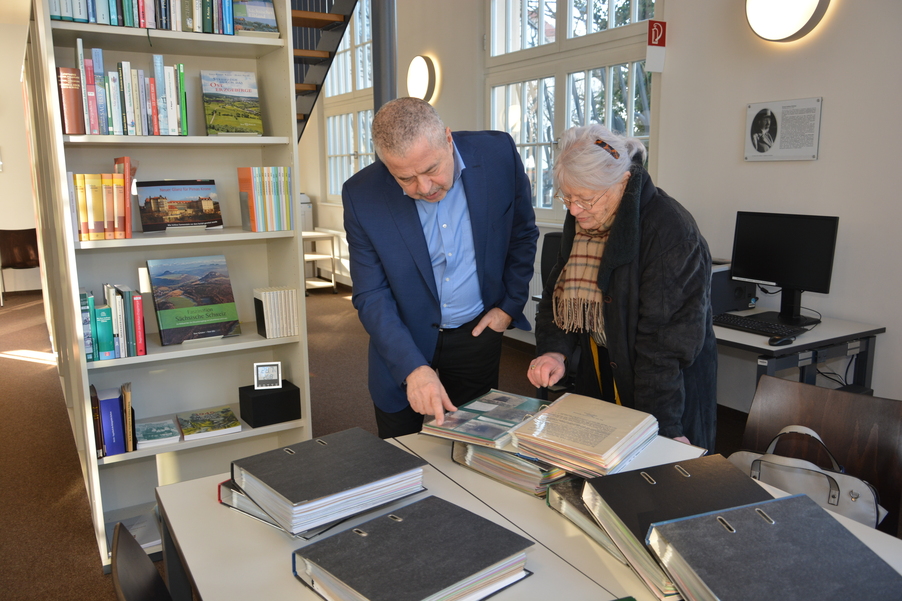 Landrat Michael Geisler übergibt gemeinsam mit Heidi Schweizer die Chronik der Gemeinde Struppen an Archivverbund