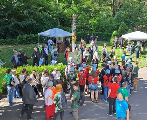 mehrere Personen auf asphaltierter und grüner Fläche