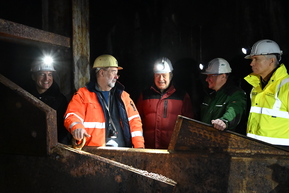 mehrere Personen mit Stirnlampen