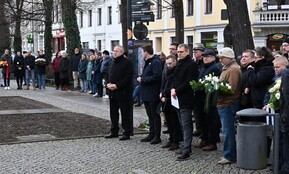 mehrere Personen an Gedenkstätte
