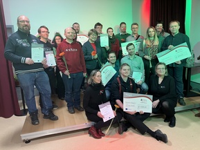 viele Personen mit Bescheiden