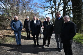 mehrere Personen in Parkanlage