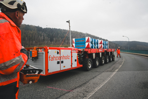 Fahrzeug und Arbeiter auf Brücke