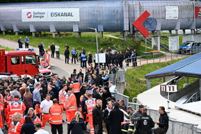 Rettungs- und Polizeikräfte vor dem Eiskanal der Rennschlitten- und Bobbahn Altenberg