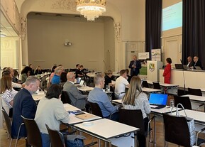 viele Menschen sind in einem Saal versammelt 