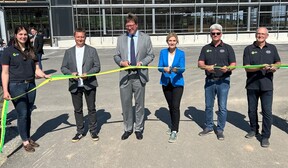 Personen schneiden eine Schleife durch