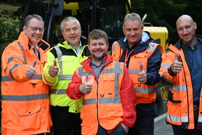 fünf Personen in Warnwesten