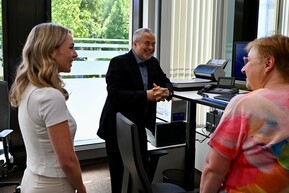 drei Personen in Büro