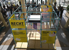 Ausstellung mit Menschen im Hintergrund 