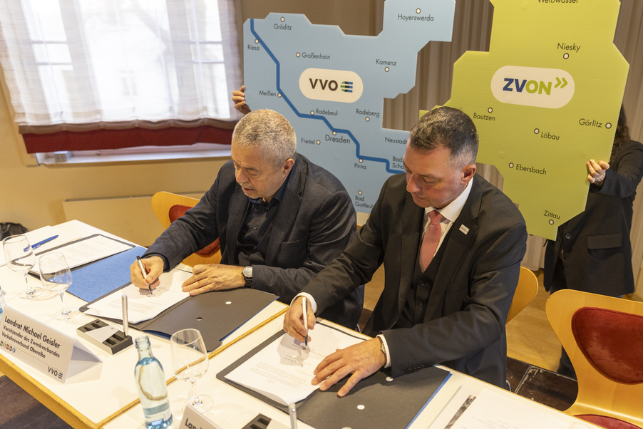 Foto: Landrat Michael Geisler, Verbandsvorsitzender des ZVOE, und Landrat Udo Witschas, Verbandsvorsitzender des ZVON, bei der Unterzeichnung des Vertrags