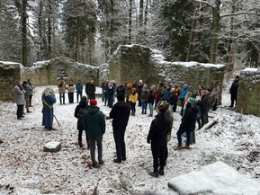 Menschengruppe versammelt sich um den Dippold 