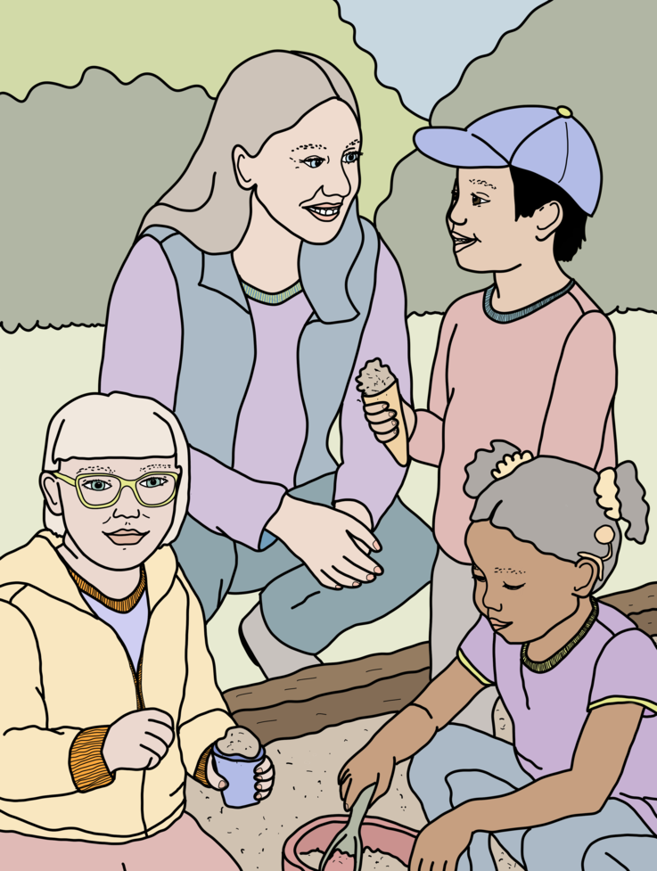 Sandkastenszene, drei Kinder und eine pädagogische Fachkraft sind im Gespräch