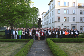 Gruppenbild Ehrenamtler auf Schloss Sonnenstein am Brunnen