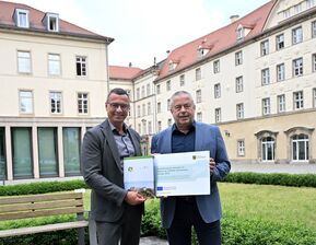 Foto von der Bescheidübergabe