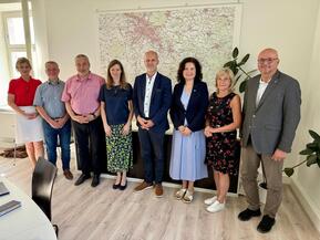 mehrere Personen in Raum