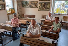 Landrat sitzt auf alter Schulbank 