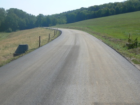 Straße an Wiese