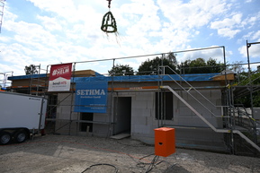 Rohgebäude mit Richtkranz