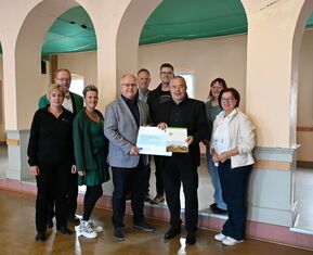 Landrat Geisler überreicht den Fördermittelbescheid an den Bürgermeister und den Karnevalsverein 