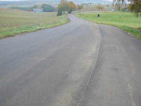 Straße mit Grün an der Seite
