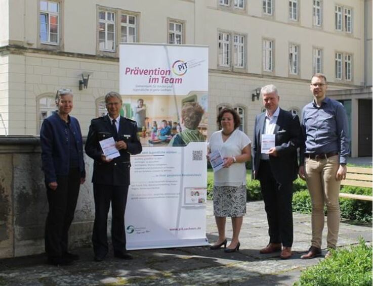Behördenleiter von PiT SOE vor dem Brunnen des Landratsamtes
