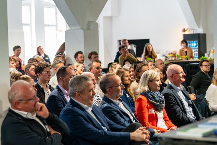 Blick auf lachende Gäste der Kick-Off-Veranstaltung des Welcome Centers 2024